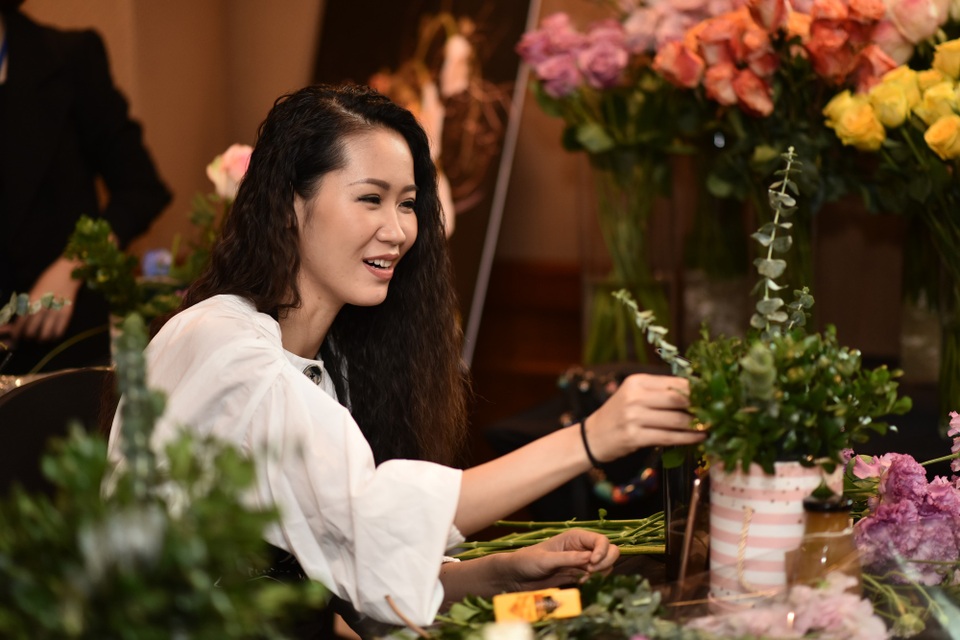 
Trước kia, thỉnh thoảng mình cũng cắm hoa nhưng là cắm hoa kiểu đơn giản, không dùng nhiều đến kỹ thuật nhưng hôm nay khi tham dự buổi workshop của Liti thì mình đã hiểu một số kỹ thuật cắm hoa cơ bản.
