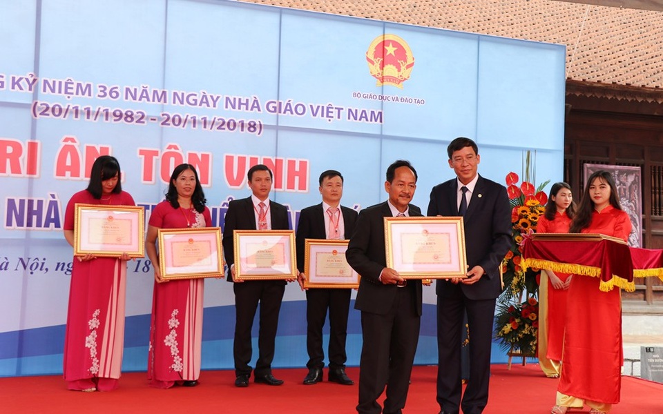 Vinh danh 183 tấm gương Nhà giáo tiêu biểu toàn quốc năm 2018 - 6 Những nhà giáo được bình chọn từ 63 tỉnh, thành phố trong cả nước và các trường cao đẳng, đại học.