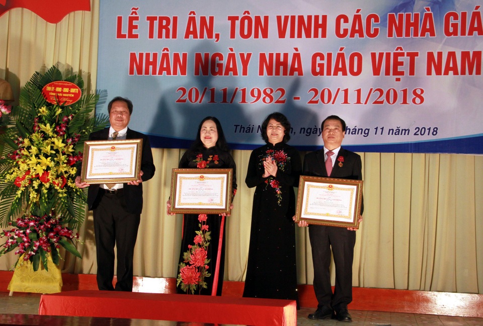 Nhiều cán bộ Đại học Thái Nguyên nhận Huân chương Lao động nhân dịp 20-11 - 1
Nhiều cán bộ Đại học Thái Nguyên nhận Huân chương Lao động nhân dịp 20-11