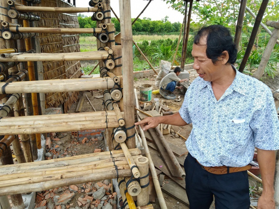 Theo thầy Quốc Phong, những chỗ thân tre lộ thiên, ông chỉ dùng dây buộc,vì nếu đóng đinh, trẻ chỉ sử dụng được một vài năm vì bị thấm nước