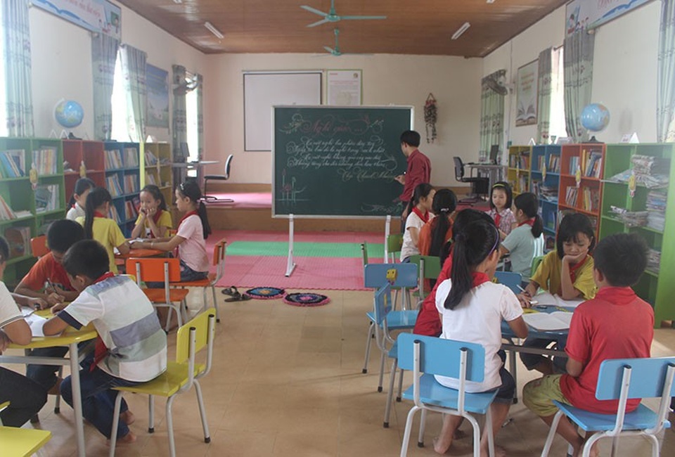 Nét chữ viết bảng đẹp như in của thầy giáo trường làng - 7 Nhiều học sinh tham gia câu lạc bộ viết chữ đẹp do thầy Nhượng tổ chức.