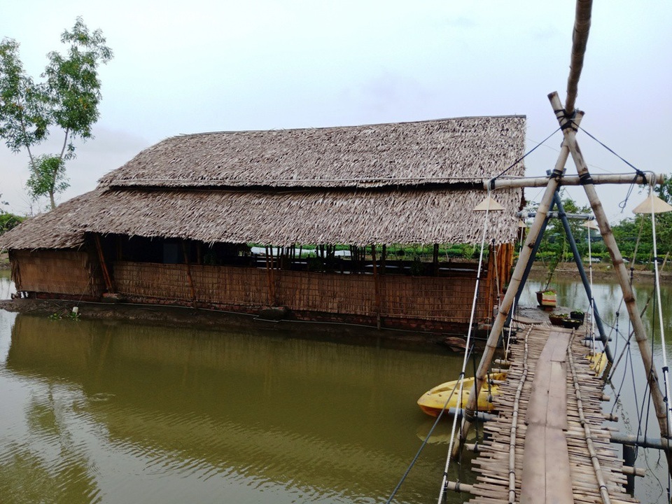 Còn đây là nhà ăn trung tâm cho du khách. Muốn đi vào nhà ăn, du khách phải đi qua chiếc cầu treo này
