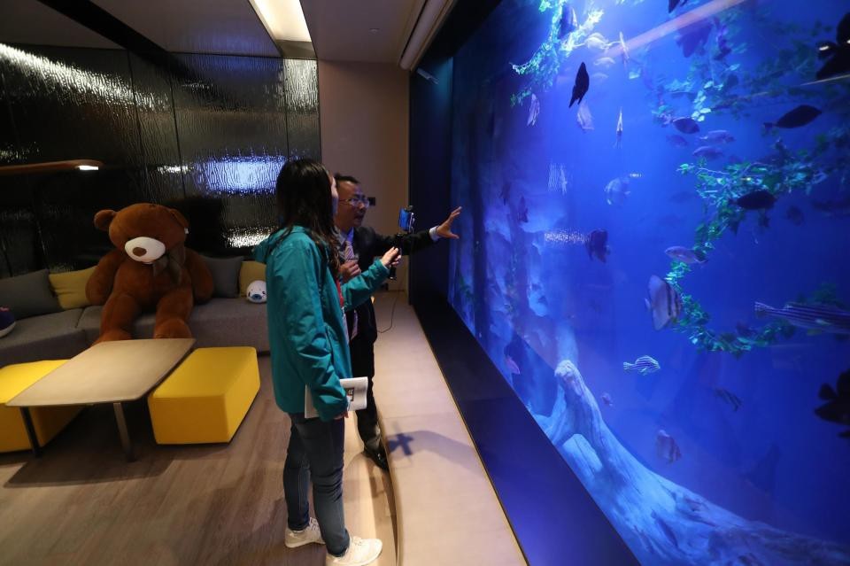 Khách sạn 5 sao dưới lòng đất đặc biệt cỡ nào? - 4 Du khách có thể ngắm nhìn hồ cá nhân tạo qua lớp kính trong suốt