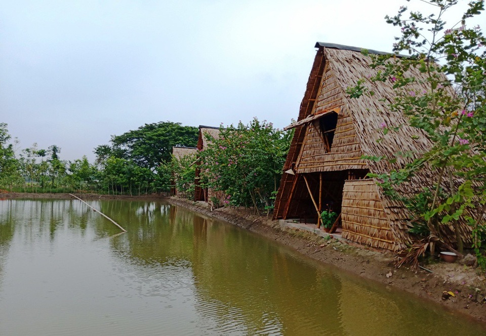 Khu nhà nghỉ của thầy giáo Huỳnh Trịnh Quốc Phong có cảnh quan tuyệt đẹp, vật dụng mỗi túp lều được bằng chủ yếu bằng tre, thân thiện với môi trường.