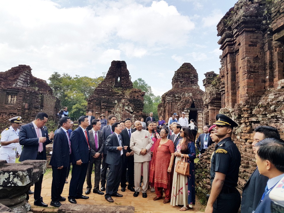 Tổng thống Ấn Độ tham quan khu đền tháp Mỹ Sơn - 4 Tổng thống Ấn Độ nghe thuyết minh về Mỹ Sơn