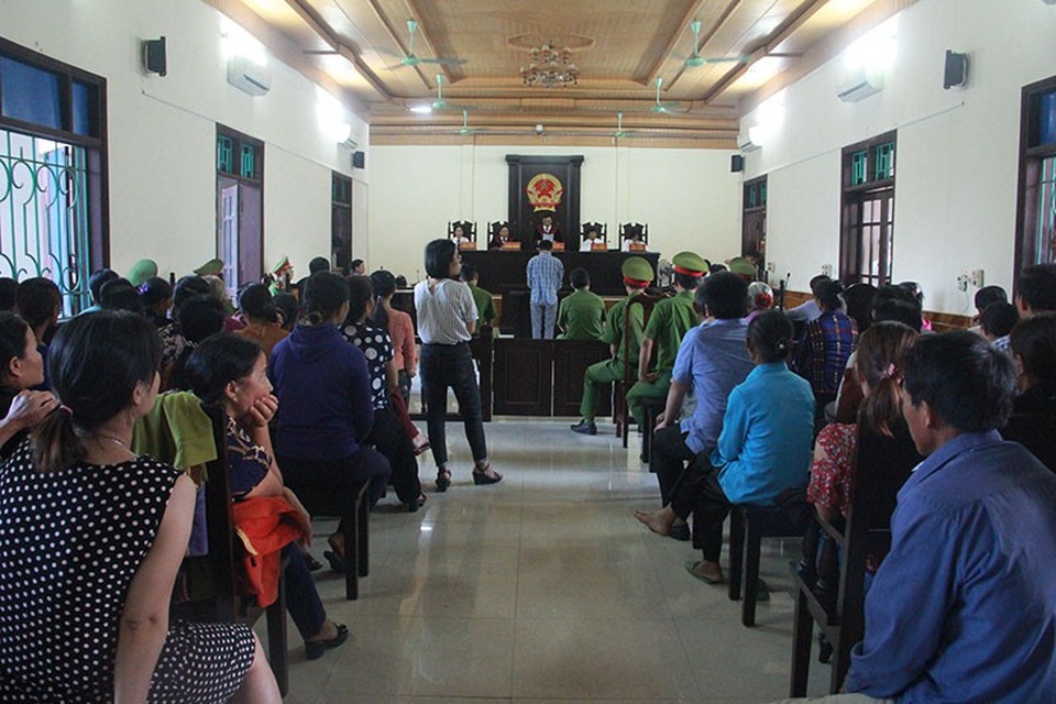 Tài xế cố tình cán chết nam sinh lĩnh án 12 năm tù - 1 Phiên tòa kéo dài suốt một ngày nhưng người nhà bị hại và người dân vẫn tập trung kín hội trường để theo dõi từng chi tiết của vụ án.