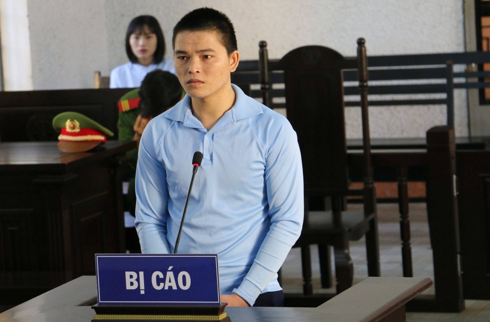 Hiếp dâm bé gái 9 tuổi rồi nằm chờ bố cháu bé về... đưa đi nhậu - 1 Bị cáo Hứa Văn Sơn trước tòa