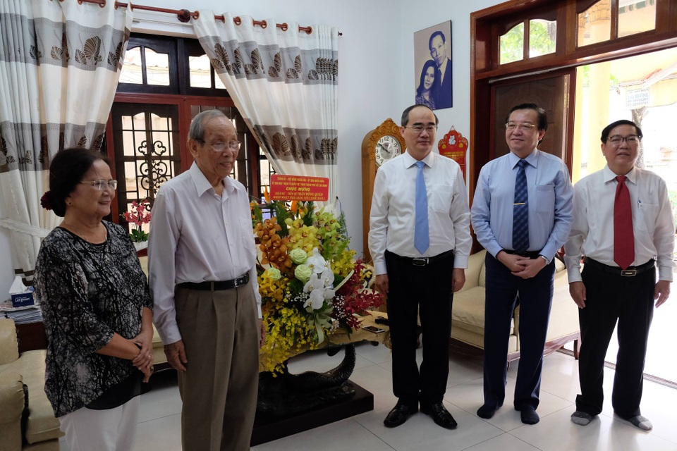 TPHCM nghiên cứu chính sách miễn học phí THPT - 2 Lãnh đạo TPHCM thăm các nhà giáo lão thành nhân ngày Nhà giáo Việt Nam