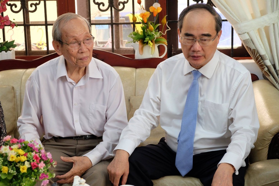 TPHCM nghiên cứu chính sách miễn học phí THPT - 1 Bí thư Thành uỷ TPHCM Nguyễn Thiện Nhân đến thăm và trò chuyện cùng GS Trần Hồng Quân, nguyên Bộ trưởng Bộ GD-ĐT