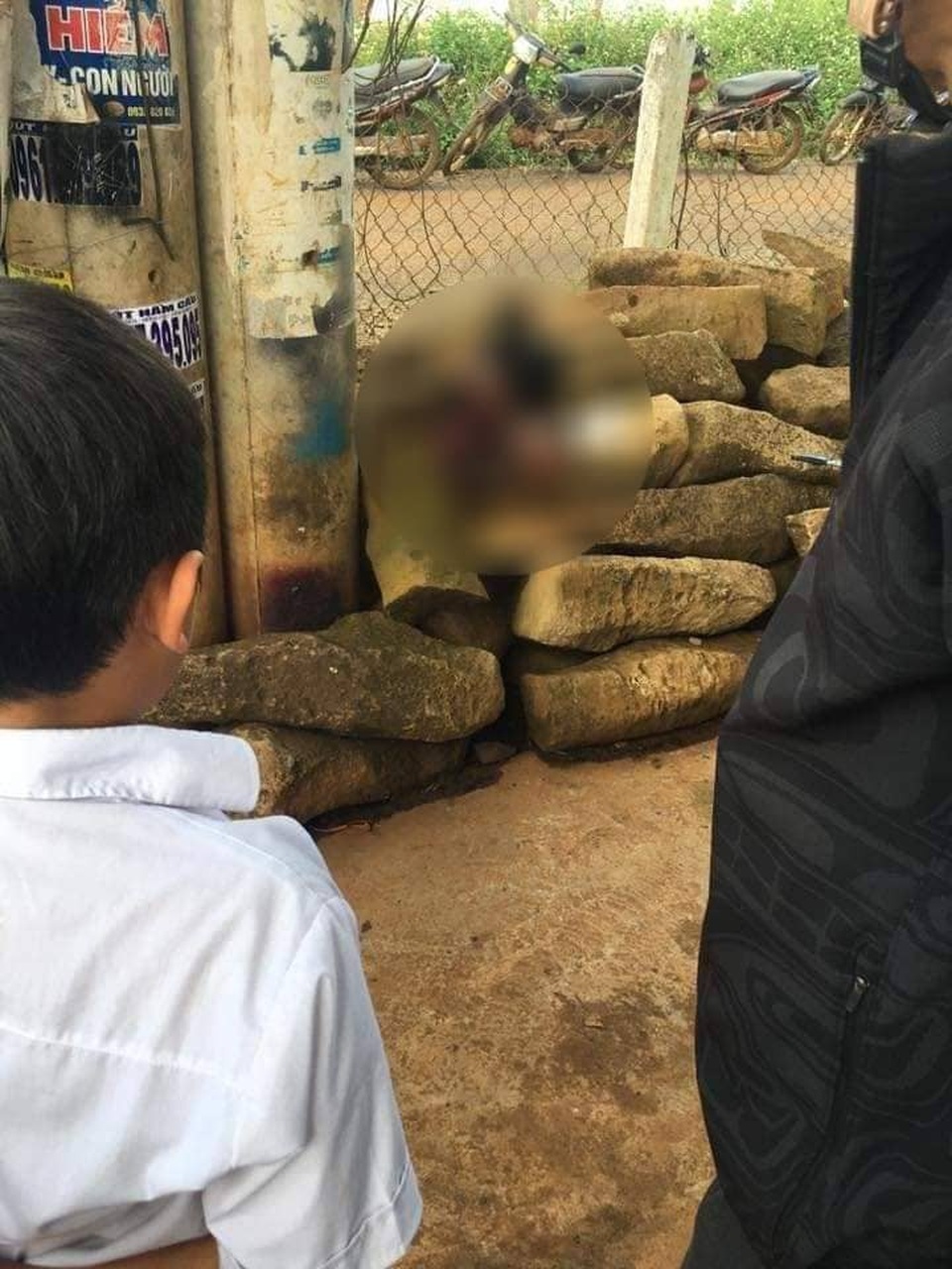 Người đàn ông chết thảm sau tiếng nổ lớn trước quán nước - 1 Hiện trường vụ nổ khiến người đàn ông thiệt mạng (ảnh B.N)