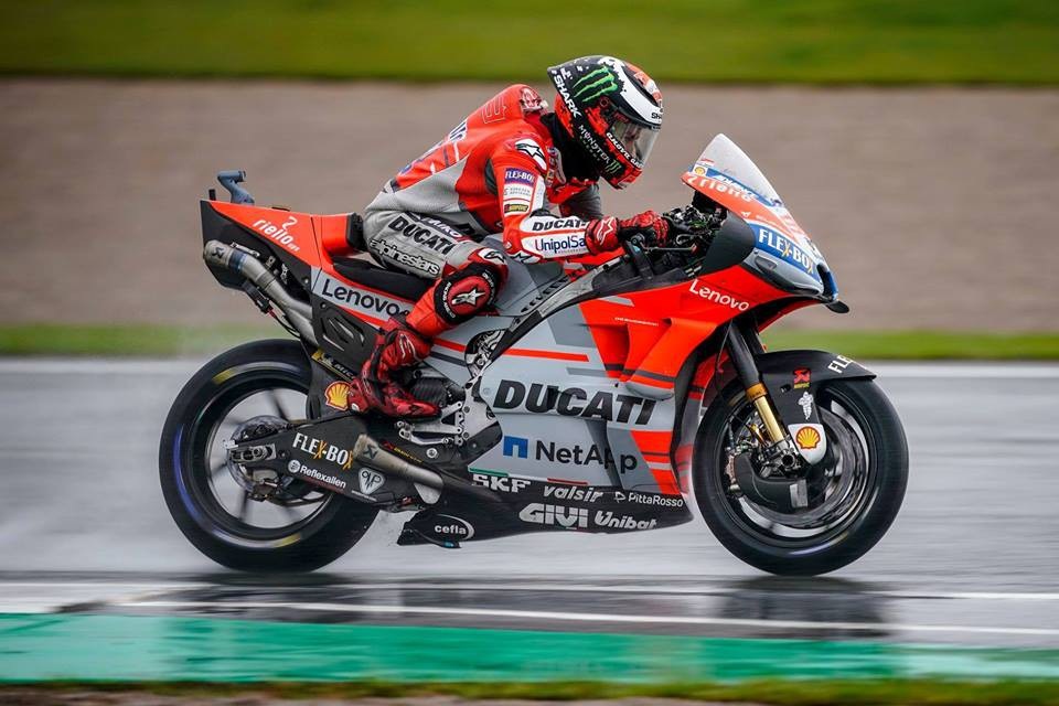 Andrea Dovizioso chiến thắng trong cơn mưa lớn tại Valencia - 10 Andrea Dovizioso chiến thắng trong cơn mưa lớn tại Valencia - 10