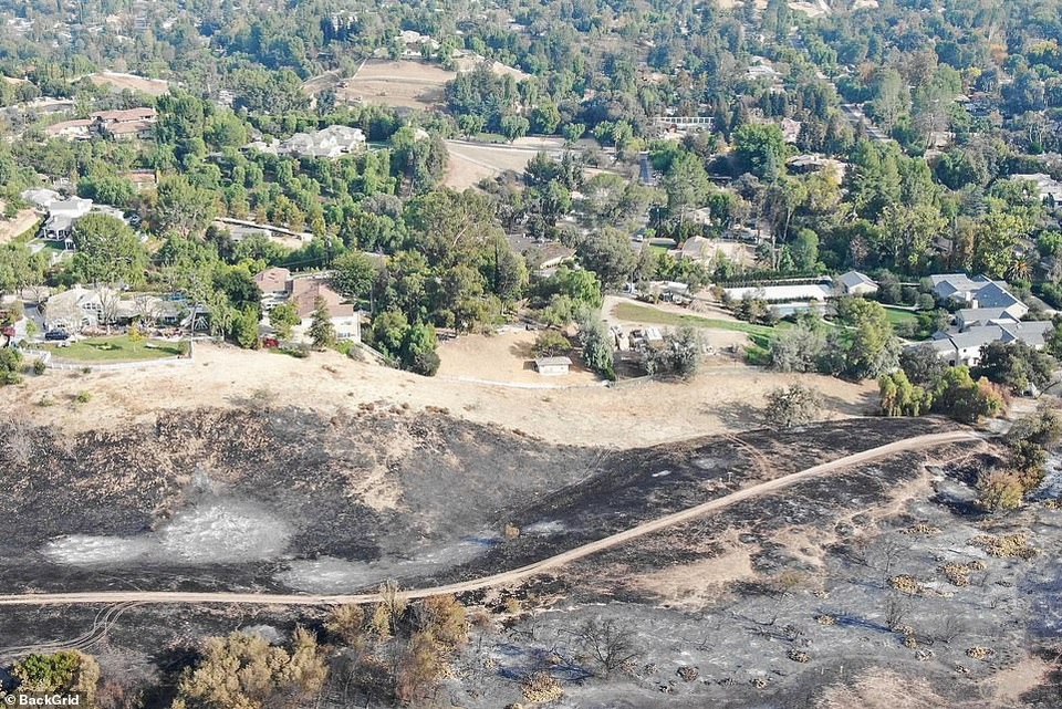 Quang cảnh đám cháy áp sát nhà Kim Kardashian - 4
Hơn 1000 người được thông báo mất tích, hàng nghìn ngôi nhà bị thiêu rụi sau vụ cháy rừng dữ dội tại bang California