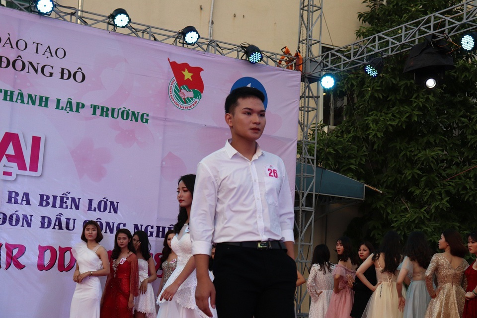 Vẻ đẹp rạng ngời, thông minh của hoa khôi trường ĐH Đông Đô - 8
Nguyễn Quang Nghĩa đạt Á vương 1