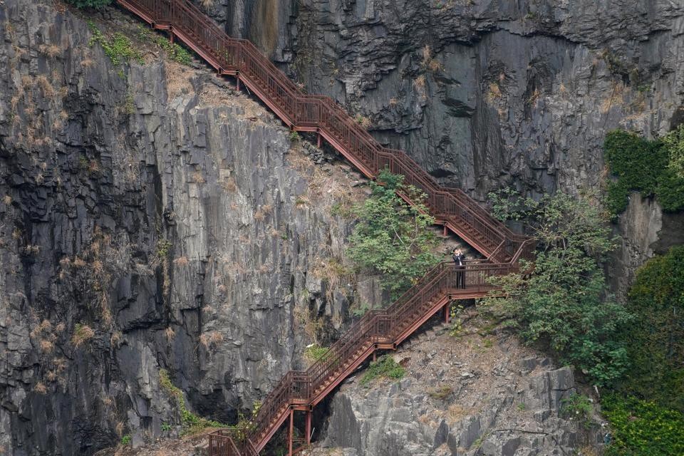 Khách sạn 5 sao dưới lòng đất đặc biệt cỡ nào? - 6 Khách sạn có thiết kế thang gỗ ngoài trời nếu du khách muốn tự đi bộ xuống hồ