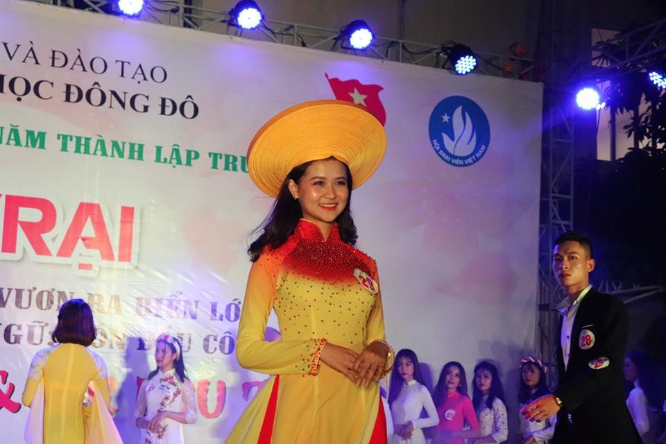 Vẻ đẹp rạng ngời, thông minh của hoa khôi trường ĐH Đông Đô - 5
Á khôi 1 Nguyễn Thị Thu Huyền nhận thêm giải Thí sinh nữ được yêu thích nhất thông qua bình chọn ảnh trên trang FB Trường Đại học Đông Đô.