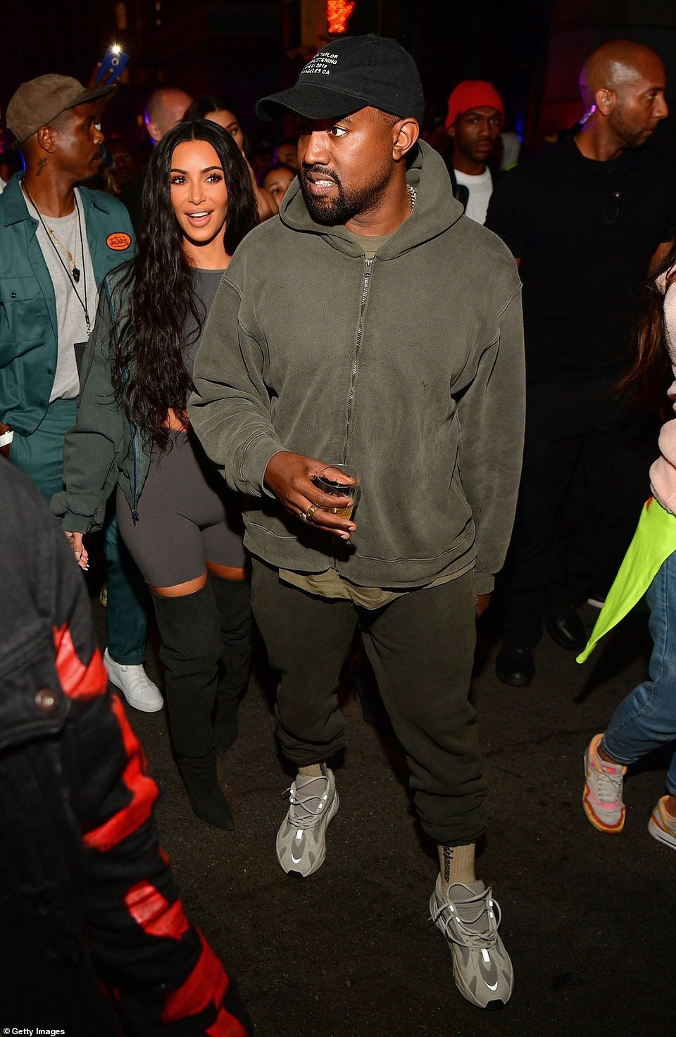 Quang cảnh đám cháy áp sát nhà Kim Kardashian - 6
Vợ chồng Kim hiện đã có thể trở về ngôi nhà của mình