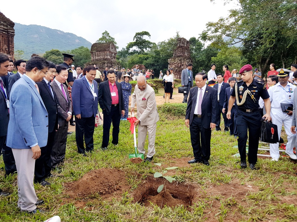 Tổng thống Ấn Độ tham quan khu đền tháp Mỹ Sơn - 7 Tổng thống Ấn Độ trồng cây bồ đề lưu niệm tại Mỹ Sơn. Cây bồ đề được mang từ Ấn Độ sang