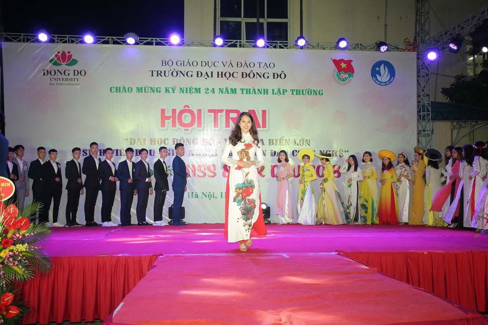 Vẻ đẹp rạng ngời, thông minh của hoa khôi trường ĐH Đông Đô - 6
Á khôi 2 Khánh Linh trong phần thi áo dài.