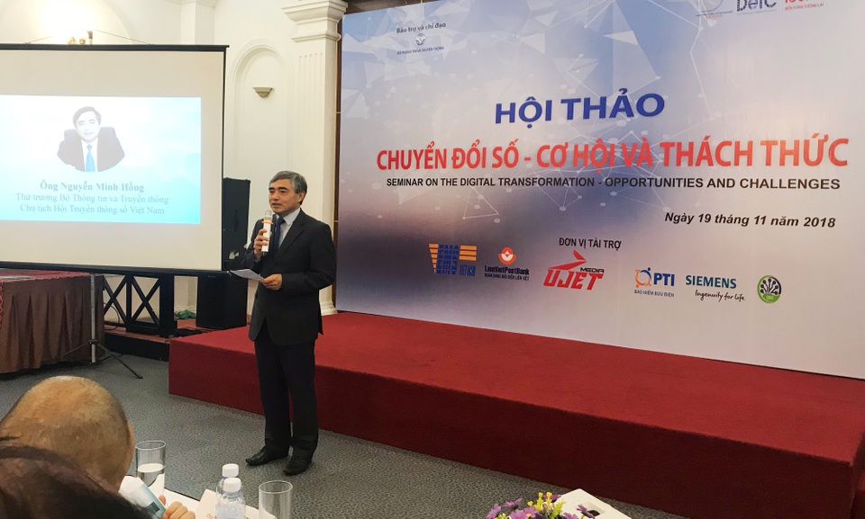 Cơ quan nhà nước và doanh nghiệp phải làm gì trong công cuộc chuyển đổi số? - 1 ông Nguyễn Minh Hồng, Thứ trưởng Bộ TT&TT, Chủ tịch Hội TTS Việt Nam nhấn mạnh tầm quan trọng của chuyển đổi số đối với Việt Nam.