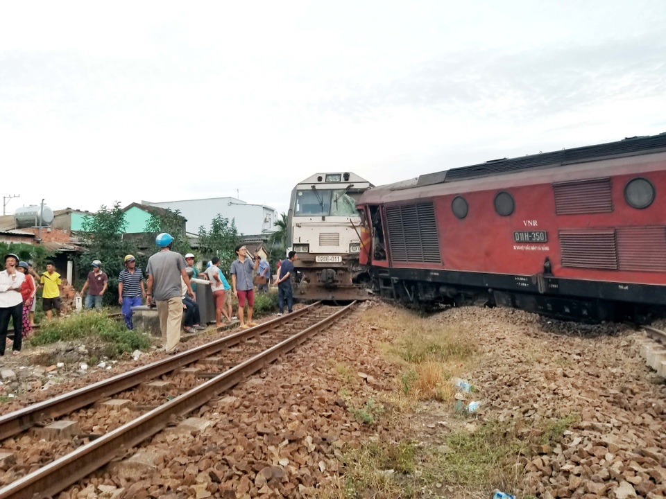 Khởi tố lái tàu trong vụ hai tàu hàng tông nhau ở ga Núi Thành - 1 Hiện trường vụ tai nạn hai tàu hàng đâm trực diện ở ga Núi Thành