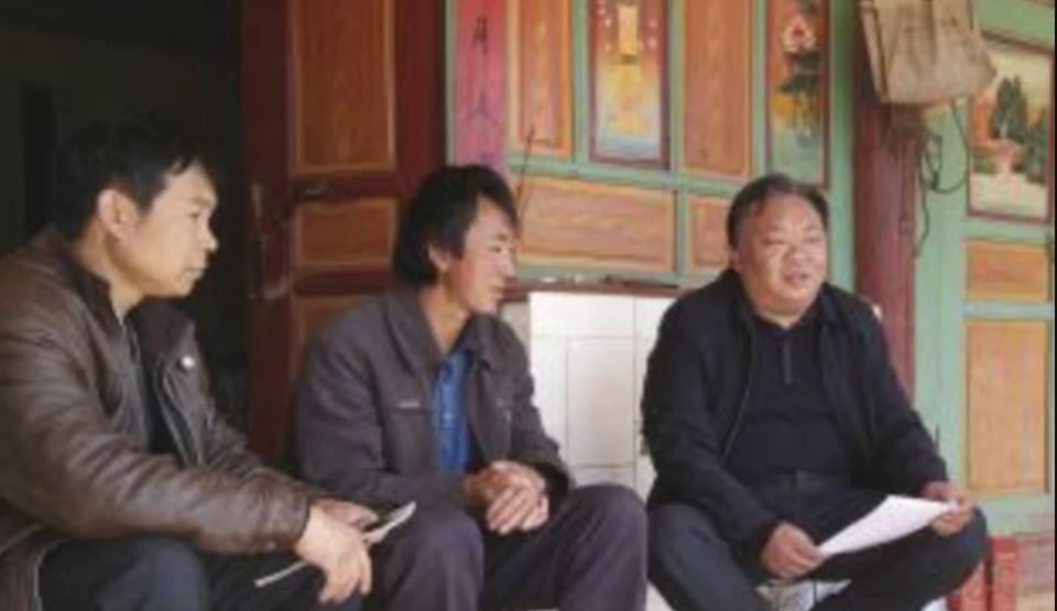 Ông Li Zhongkai (ngoài cùng bên phải) cho rằng nhiệm vụ vất vả đã khiến ông già đi trước tuổi (Ảnh: China News)