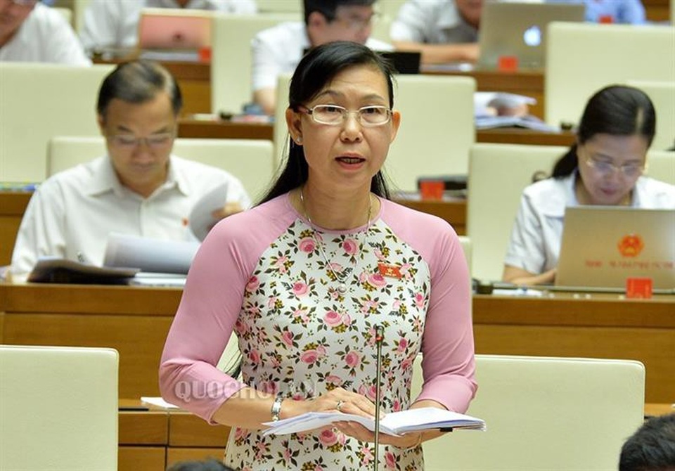 Đại biểu Phan Thị Mỹ Dung phát biểu tại hội trường.