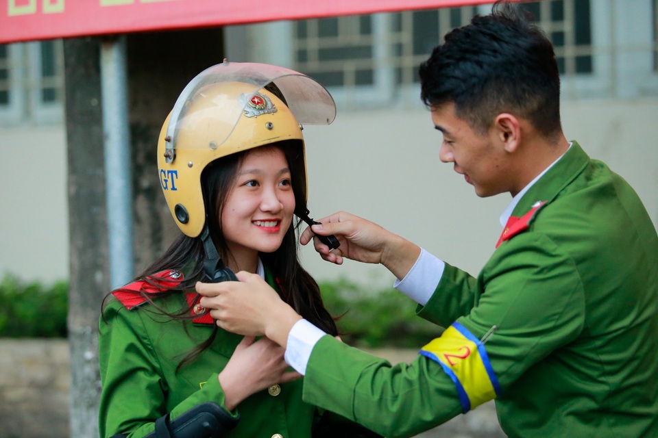 Nữ sinh cảnh sát trổ tài lái môtô phân khối lớn - 3
Trước mỗi buổi tập, các thành viên mang giáp tay, giáp chân, mũ bảo hiểm để đảm bảo an toàn.