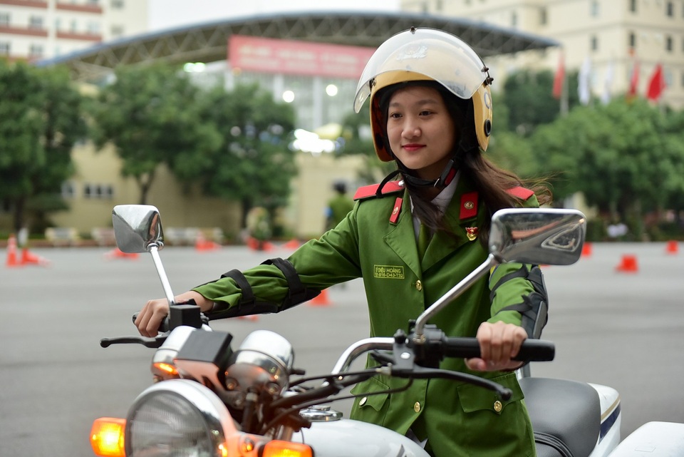 Nữ sinh cảnh sát trổ tài lái môtô phân khối lớn - 7
Lý Diệu Hoàng là thành viên nữ mới của câu lạc bộ. Diệu Hoàng cho hay, khó nhất là phối hợp côn số sao cho xe không bị chết máy. Việc này cũng phải mất một thời gian làm quen.
