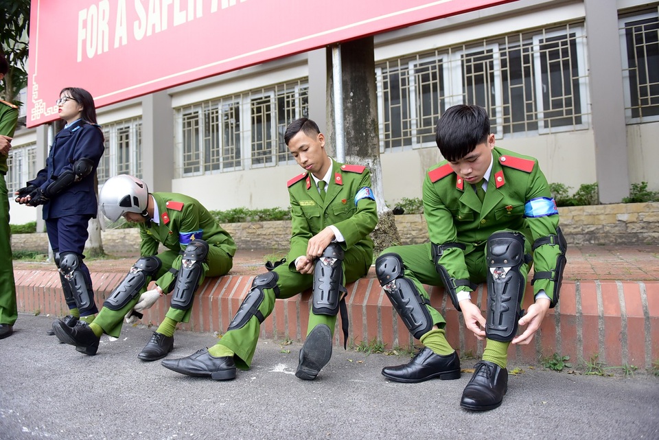 Nữ sinh cảnh sát trổ tài lái môtô phân khối lớn - 2
Câu lạc bộ được thành lập nhằm dành cho các cán bộ giáo viên, học viên, sinh viên của Học viện rèn luyện kỹ năng điều khiển môtô phân khối lớn của nghiệp vụ ngành công an.