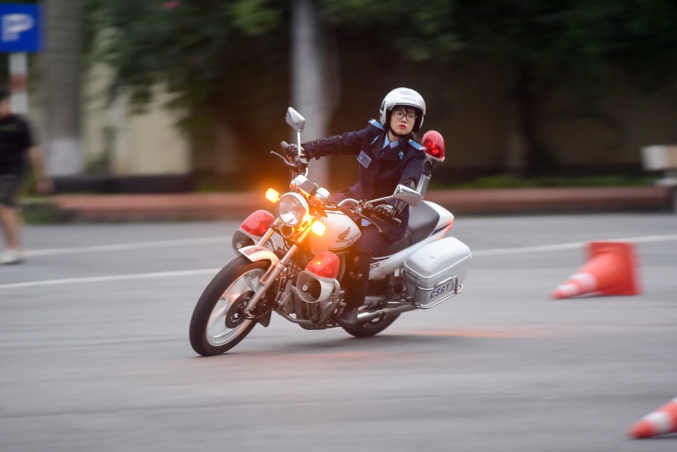 Nữ sinh cảnh sát trổ tài lái môtô phân khối lớn - 6
Nữ học viên Nguyễn Việt Phương chia sẻ: “Thường môtô phần khối lớn chỉ dành cho đàn ông nên lúc đầu mình cũng hơi sợ. Xe nặng, chạy tốc độ, lại côn số khó điều khiển. Nhưng sau một thời gian được thầy cùng các anh chị trong câu lạc bộ chỉ dạy, đến nay mình đã điều khiển khá tốt, những bài cơ bản đã luyện thuần thục”.