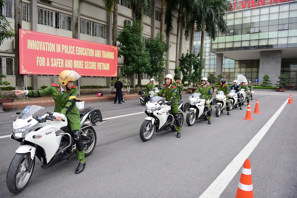 Nữ sinh cảnh sát trổ tài lái môtô phân khối lớn - 10
Kỹ thuật cua vòng qua hàng cọc tiêu là một trong những bài luyện khó, đòi hỏi người lái sử dụng thành thạo tay ga, phanh tay, phanh chân kết hợp với tư thế ngồi đúng.