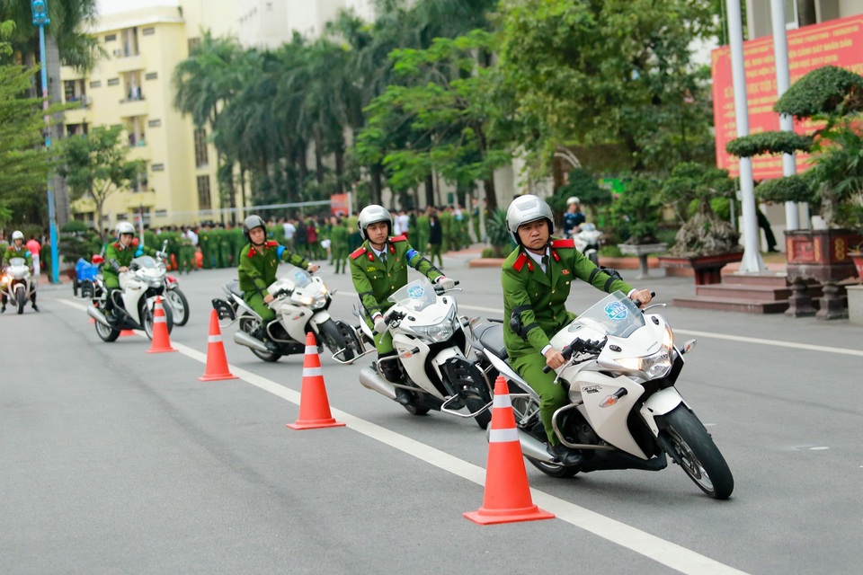Nữ sinh cảnh sát trổ tài lái môtô phân khối lớn - 4
Xe được sử dụng để luyện tập chủ yếu là loại CRV 250 phân khối, ngoài ra còn một số xe đặc chủng của ngành cảnh sát.