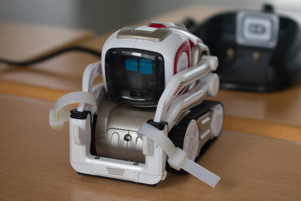 Học sinh Hà Nội thích thú trải nghiệm công nghệ 4.0 tại GART Expo 2018 - 3 Chú robot Cozmo đáng yêu đã thu hút sự chú ý của các bạn nhỏ đến với GART Expo 2018