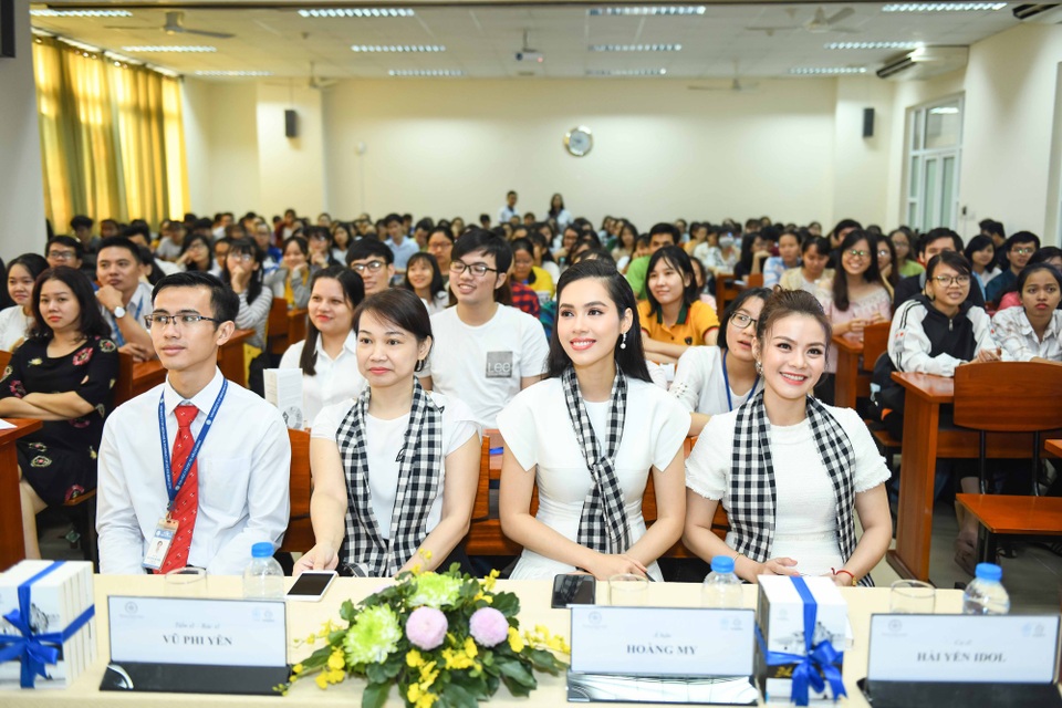 Hải Yến Idol chia sẻ về khoảng thời gian bế tắc nhất cuộc đời - 5 Các người đẹp và khách mời giao lưu với sinh viên.
