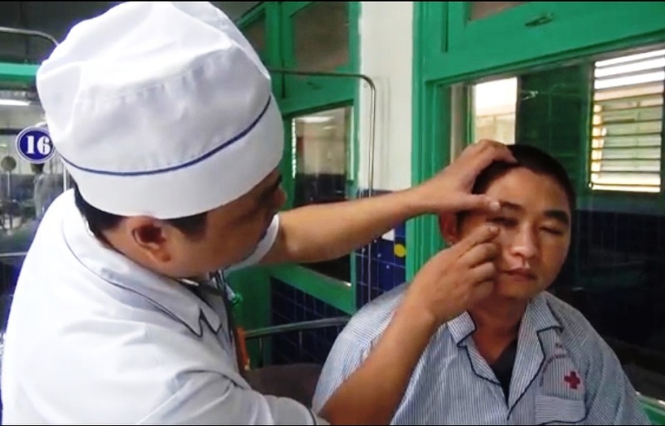Vụ vây bắt lâm tặc: Lời kể của kiểm lâm bị đánh trọng thương - 1 Anh Phạm Phong Phú cố nén cơn đau kể lại sự việc.
