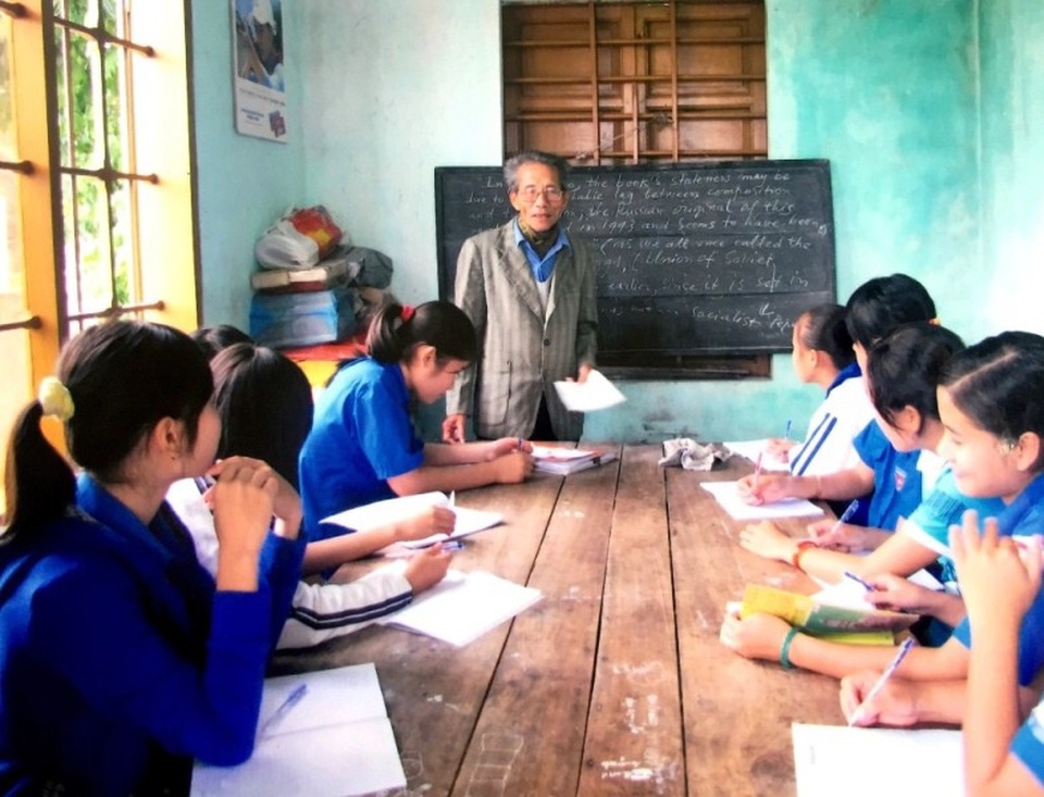 Thầy giáo làng 83 tuổi hơn 30 năm dạy ngoại ngữ miễn phí cho học sinh - 1
Thầy Nệ trong một tiết truyền lửa cho các em học sinh ở những làng quê nghèo của huyện Quảng Trạch, tỉnh Quảng Bình. (Ảnh: Nhân vật cung cấp)