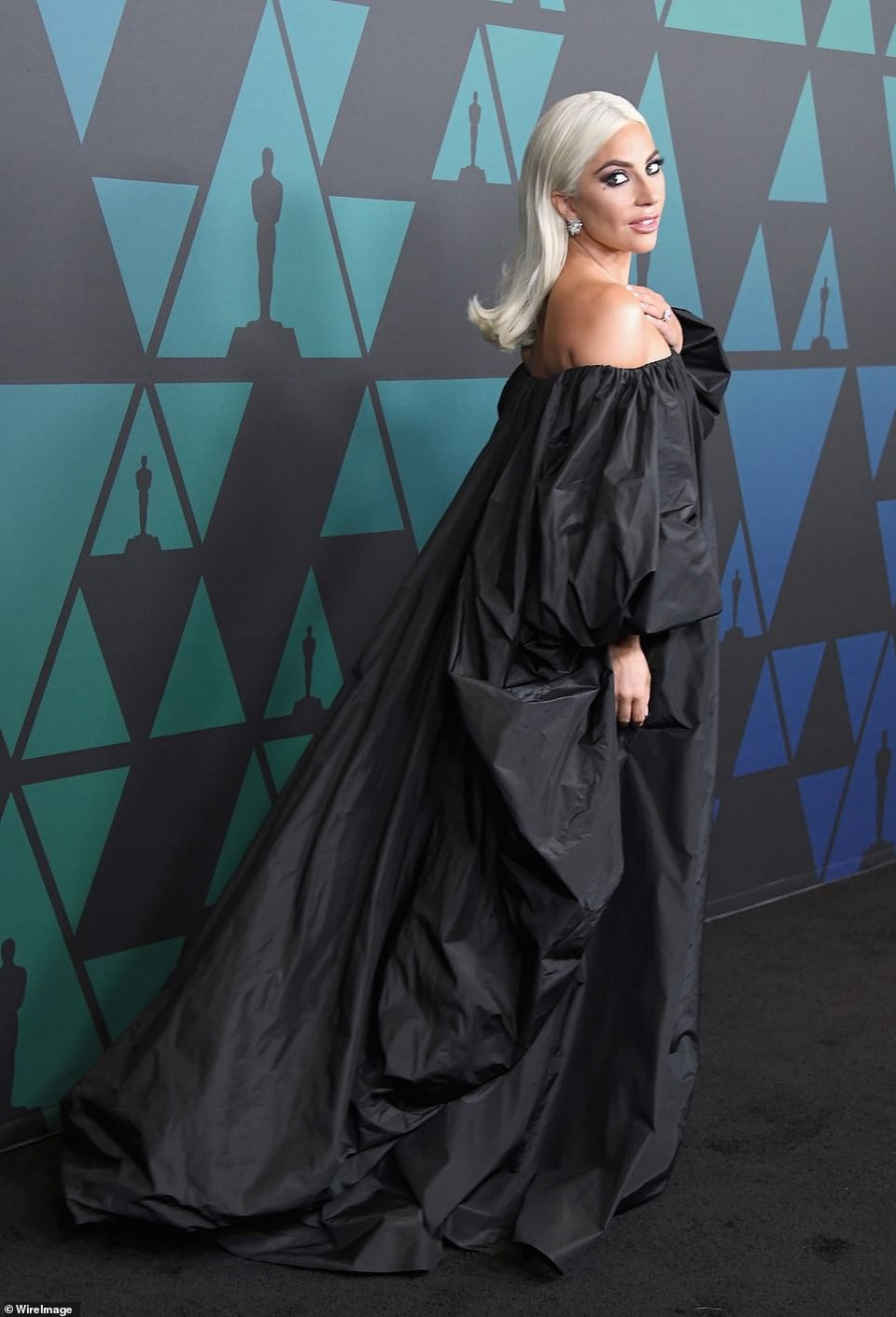 Dàn sao đình đám khoe dáng gợi cảm - 5
Lady Gaga sành điệu với váy Valentino