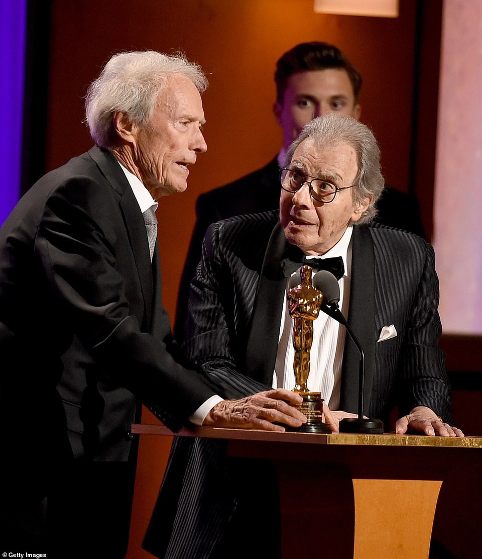 Dàn sao đình đám khoe dáng gợi cảm - 33
Clint Eastwood vinh danh Lalo Schifron trên sân khấu