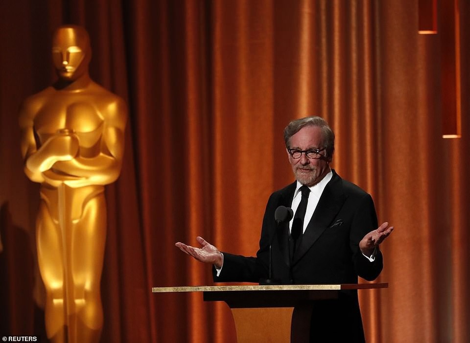 Dàn sao đình đám khoe dáng gợi cảm - 35
Đạo diễn Steven Spielberg cũng giới thiệu 1 giải thưởng