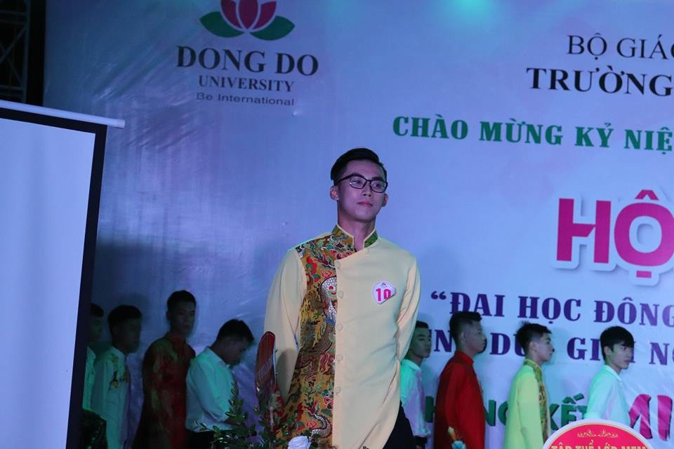 Vẻ đẹp rạng ngời, thông minh của hoa khôi trường ĐH Đông Đô - 7
MR DDU 2018 Hà Trường Giang trong phần thi trang phục tự chọn.