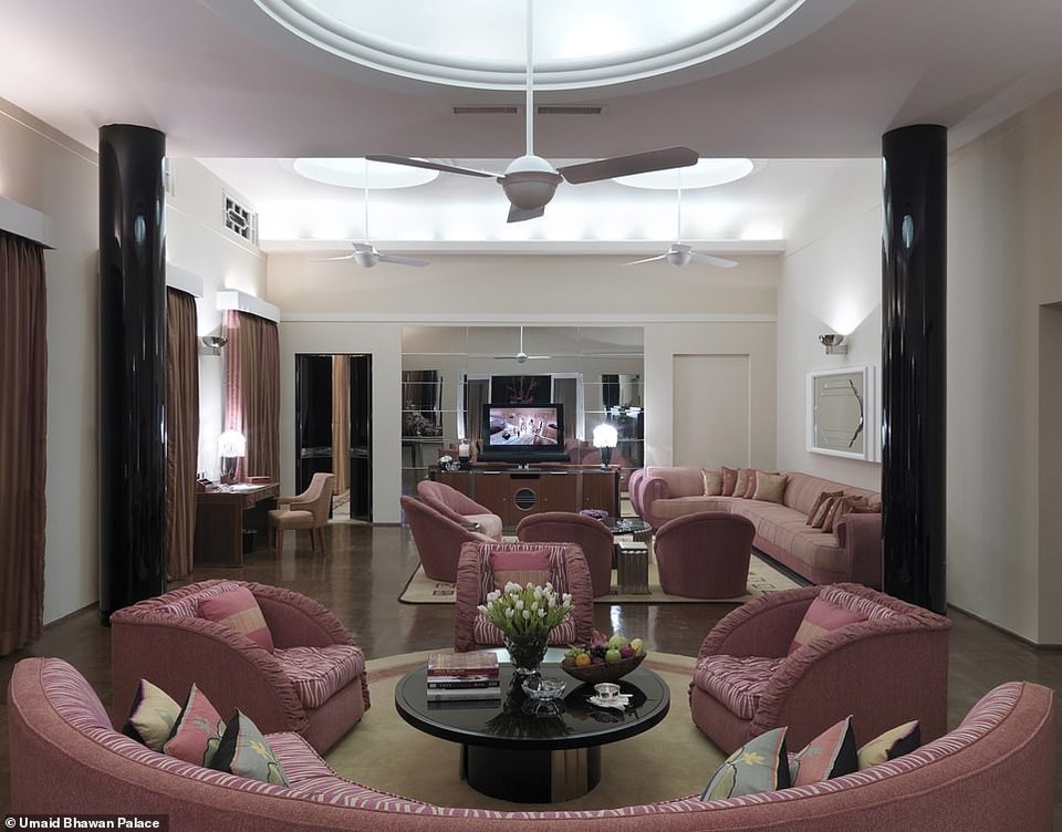 
Cặp đôi cô dâu - chú rể được dự đoán sẽ ở trong phòng Maharani Suite với tông màu hồng là chủ đạo trong trang trí, đi kèm với phòng ngủ là các phòng tắm, phòng thay đồ và phòng ăn đều có diện tích lớn.
