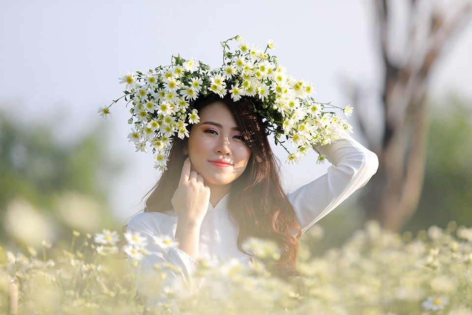 Nữ sinh Hà Nội khoe sắc bên cúc hoạ mi - 5
Bạn Trần Nhật Anh - Sinh viên Học Viện Hành chính Quốc gia, Top 25 hoa khôi sinh viên Hà Nội 2018, chia sẻ: Cúc họa mi là một loài hoa nhẹ nhàng, trắng tinh khôi tuy hoa mới chớm nở nhưng mình đã thu xếp một buổi chụp để lưu giữ lại những bức ảnh đẹp nhất với loài hoa mà mình thích nhất.