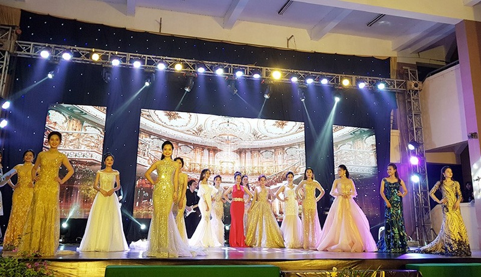 Lộ diện tân hoa khôi Đại học Nội vụ 2018 - 1
Toàn cảnh 15 thí sinh tham dự đêm chung kết Hoa khôi ĐH Nội vụ 2018