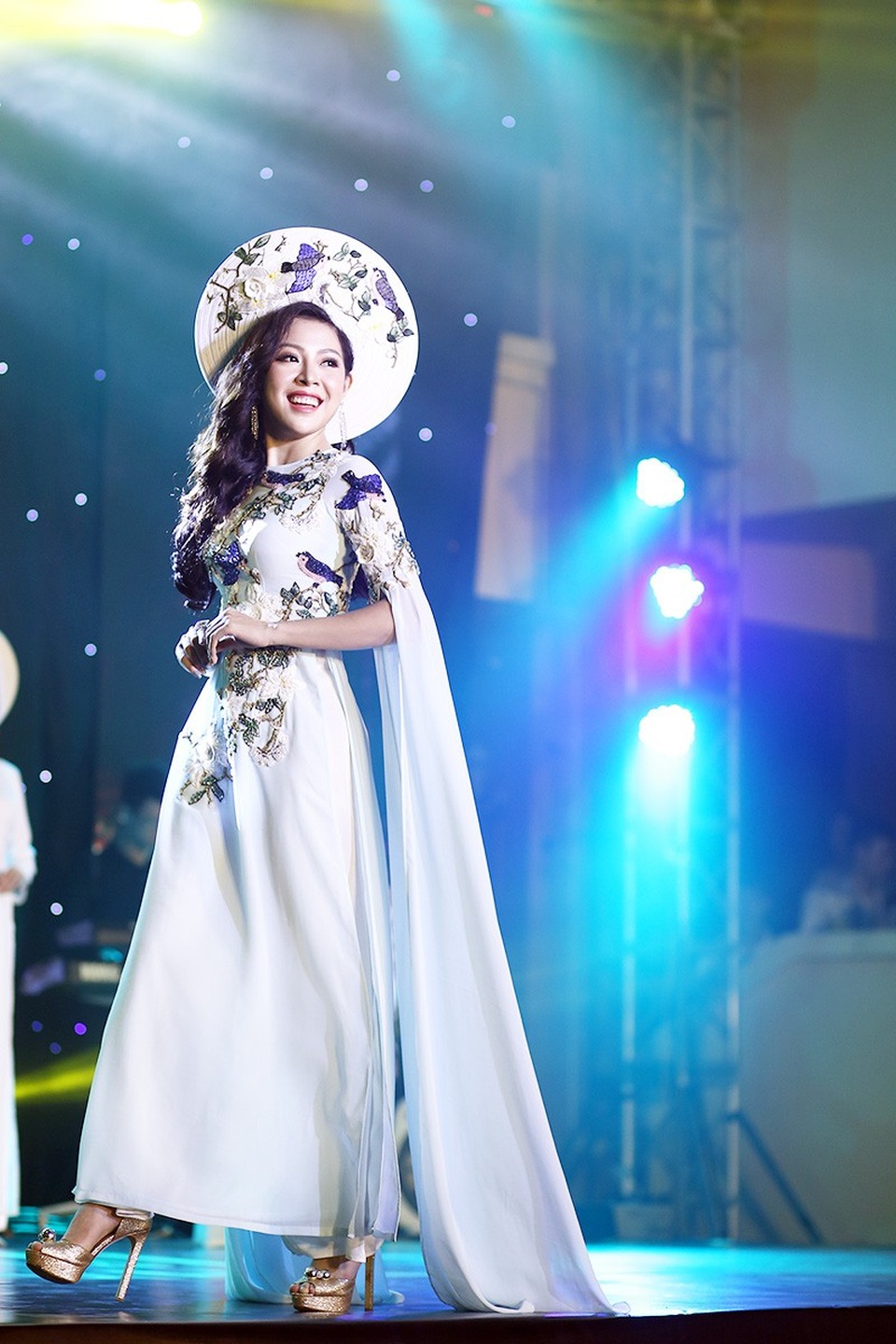 Lộ diện tân hoa khôi Đại học Nội vụ 2018 - 8
Á khôi Lường Thị Bảo Kiều đến từ huyện Sốp Cộp, Sơn La là cô gái người dân tộc thiểu số. Hành trình cố gắng của Bảo Kiều tại cuộc thi đã truyền cảm hứng đến rất nhiều bạn trẻ