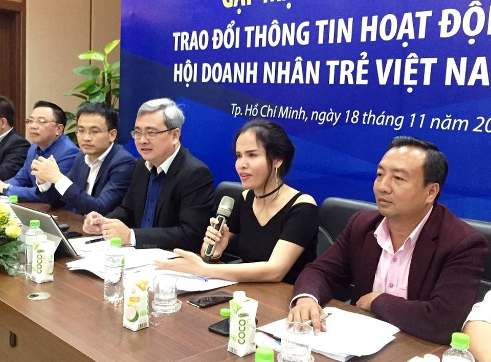 Lập nhóm online “đối phó” thách thức từ chiến tranh thương mại Mỹ - Trung - 2 Bà Phạm Thị Bích Huệ, Phó Chủ tịch Hội doanh nhân trẻ Việt Nam – Phó Chủ tịch Hội doanh nhân trẻ TPHCM trả lời những câu hỏi mà báo Dân Trí đưa ra về cuộc chiến tranh thương mại Mỹ – Trung