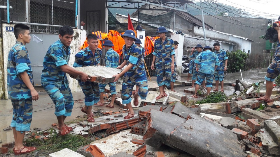Học viện Hải quân Nha Trang kỷ niệm 36 năm ngày Nhà giáo Việt Nam - 2 Cán bộ, chiến sĩ Học viện Hải quân Nha Trang giúp dân khắc phục nhà cửa bị đổ sập do lũ quét, hôm 18/11
