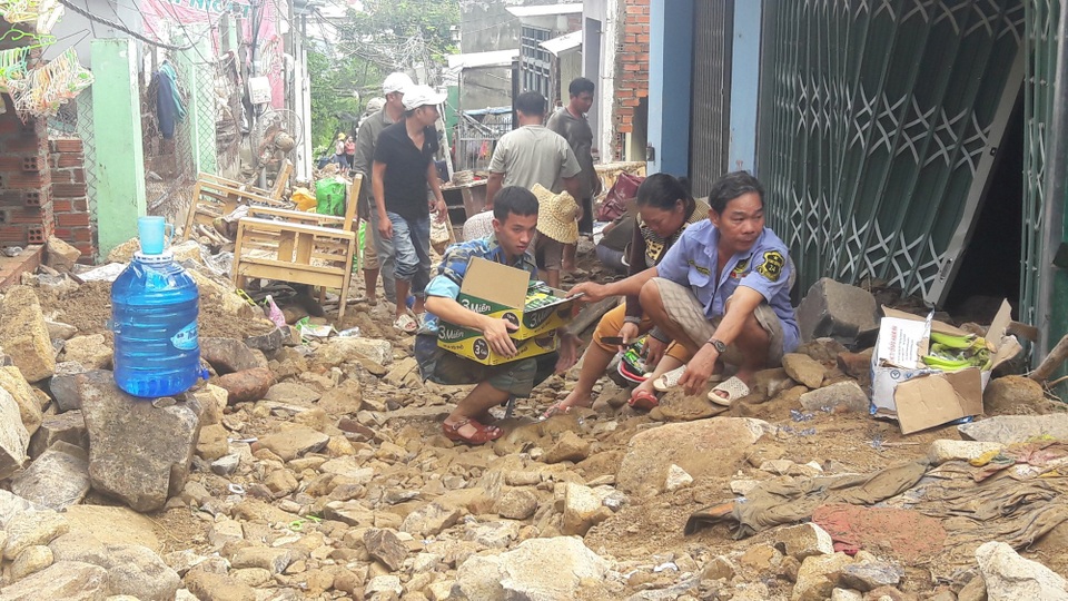Lở đất, lũ ống kinh hoàng khiến 20 người chết và mất tích - 4 Chiến sĩ Học viện Hải quân Nha Trang đưa mì tôm vào hỗ trợ người dân sập nhà ở xã Phước Đồng, TP Nha Trang