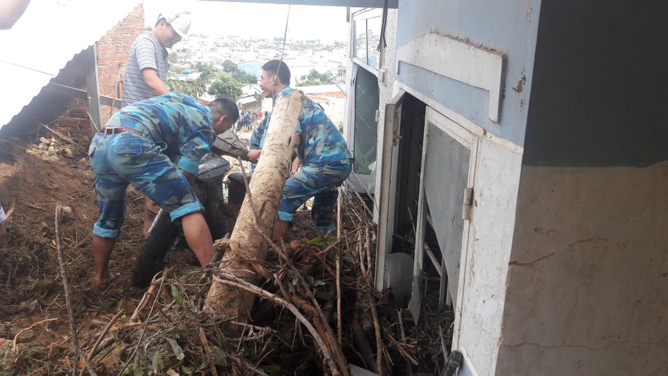 Lở đất, lũ ống kinh hoàng khiến 20 người chết và mất tích - 2 Lở đất, lũ ống kinh hoàng khiến 20 người chết và mất tích - 2