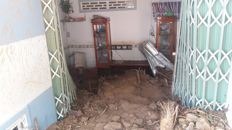 Lở đất, lũ ống kinh hoàng khiến 20 người chết và mất tích - 3 Lở đất kinh hoàng ở xã Phước Đồng (TP Nha Trang) khiến nhiều nhà cửa bị vùi lấp, đổ nát