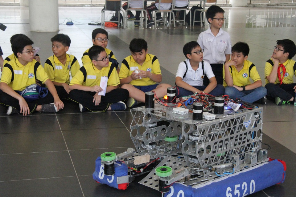 Học sinh Hà Nội thích thú trải nghiệm công nghệ 4.0 tại GART Expo 2018 - 1 Các em học sinh thích thú trải nghiệm công nghệ robot, tự động hóa tại GART Expo 2018.